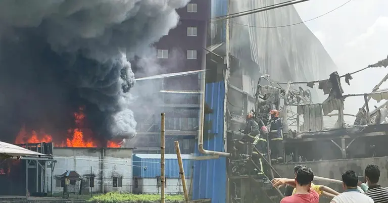 কারখানায় আগুন ও দমকল কর্মীরা